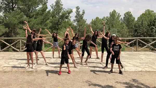 coreografia de niños en campamento